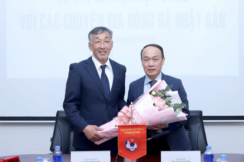 Phong độ ấn tượng và tài năng của HLV Teguramori